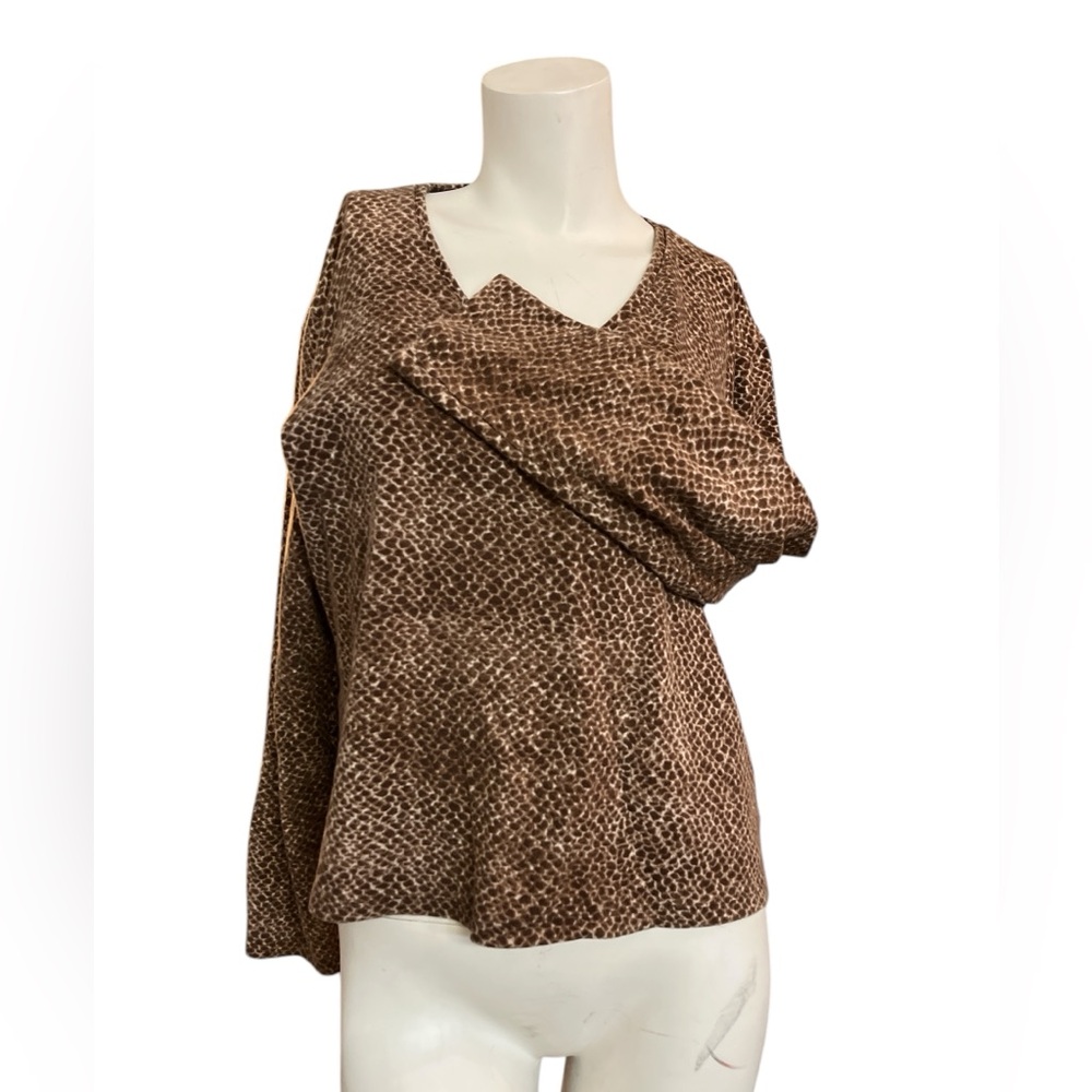 Absolutely gorgeous lightweight reptile pattern sweater